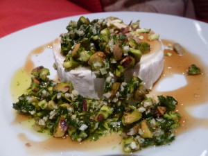 Rulo de queso de cabra con pistachos, finas hierbas y miel