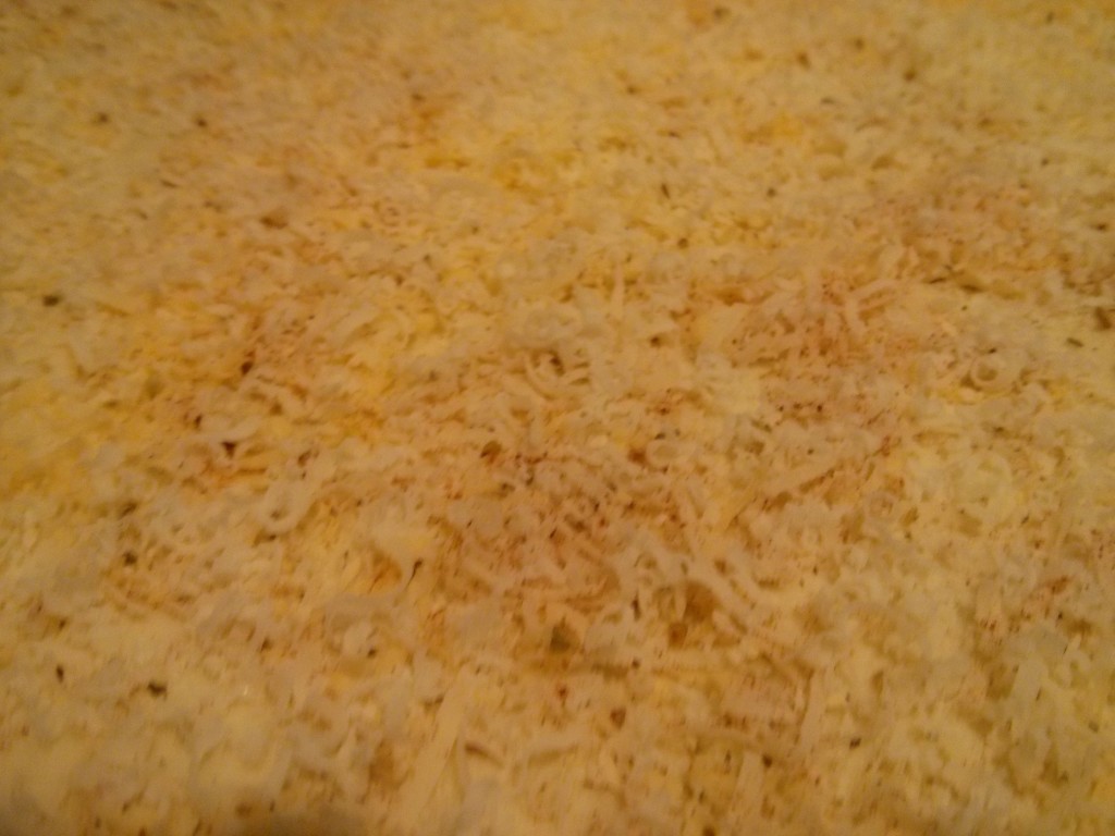 Rallar queso sobre la masa