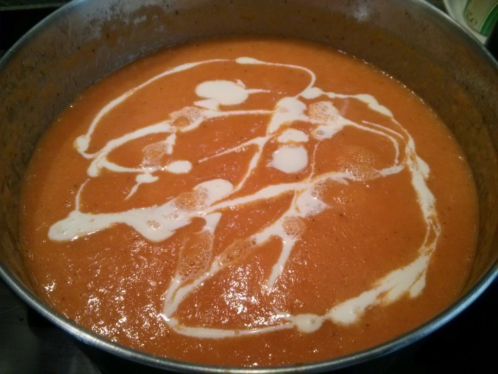 Crema de tomate.Añadir la nata