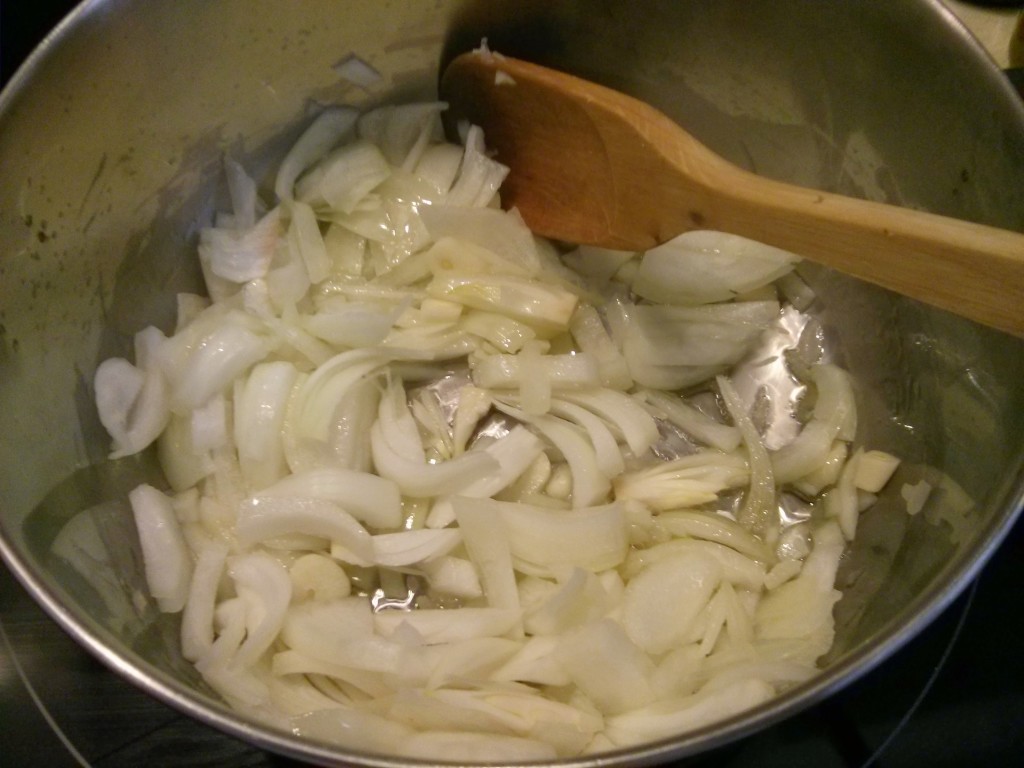 Crema de tomate.Rehogar la cebolla