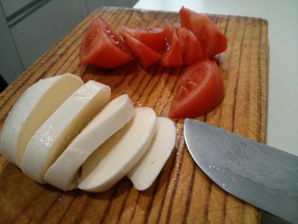 Crema de tomate.Picar un tomate y la mozarella