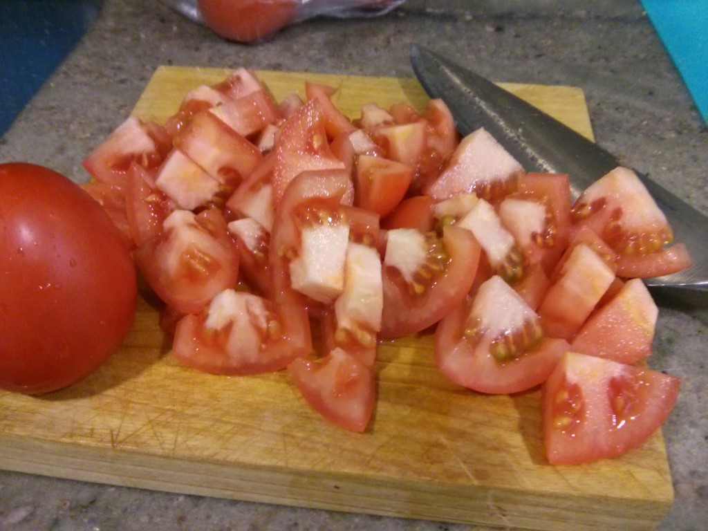 Crema de tomate.Picar los tomates