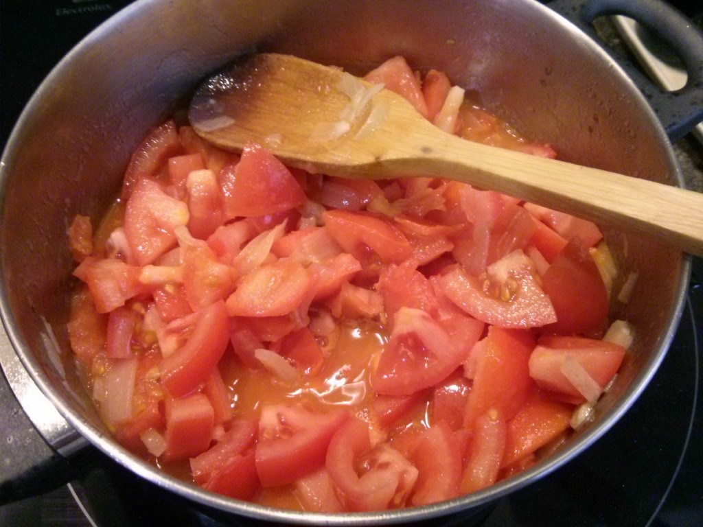 Crema de tomate.Echar los tomates a la cazuela