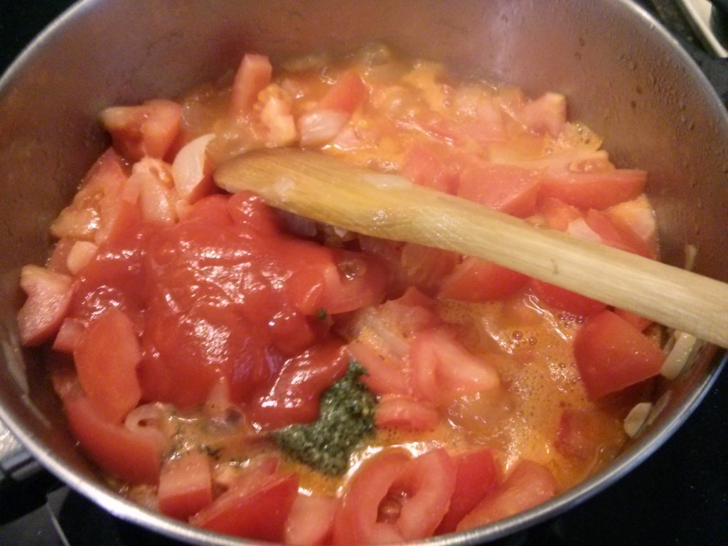 Crema de tomate.Añadir albahaca y salsa de tomate
