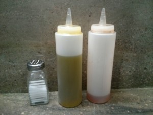 Aceite de oliva virgen extra, vinagre y sal