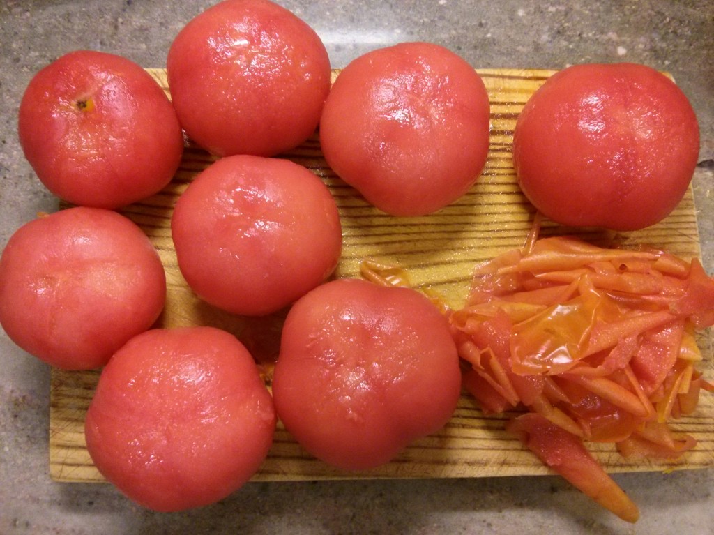 Tomates pelados para el salmorejo cordobés