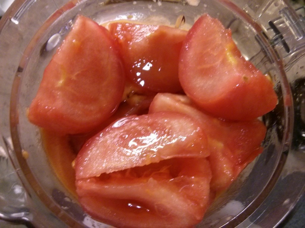 Trituramos los tomates con aceite de oliva 