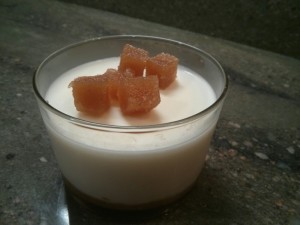 Panna cotta al queso con membrillo