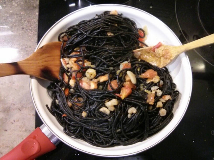 Pasta nero di sepia con gambas