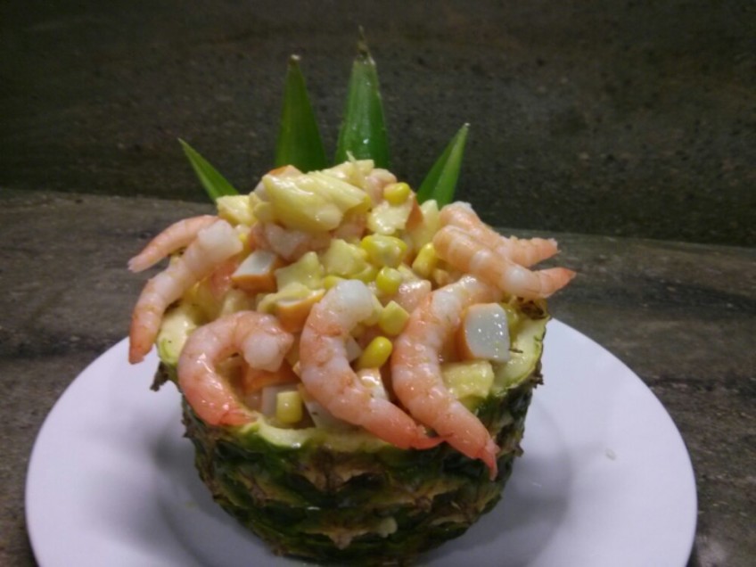 Ensalada de piña y marisco