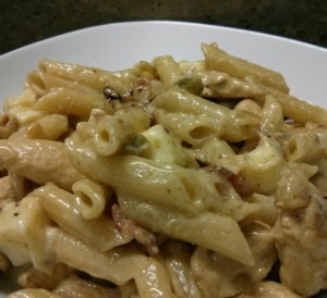 Pasta cremosa con bacon y pollo