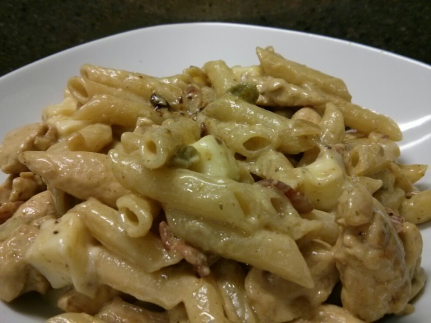 Pasta cremosa con bacon y pollo